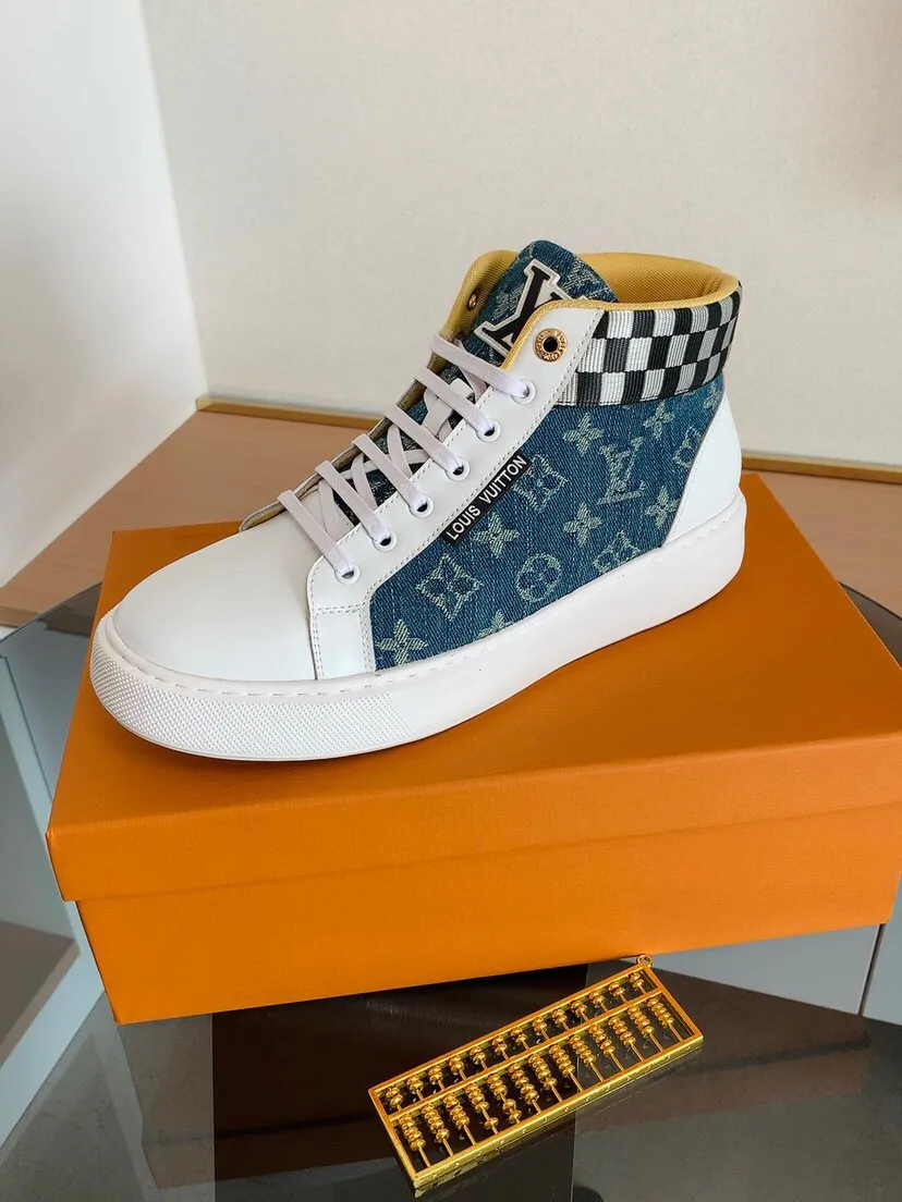 Factory price 440. [LV] Louis Vuitton's new high-top men's genuine leather casual shoes, foamed light sole. The highest version on the market, any comparison is welcome🆚! The original leather has excellent texture and is super high-end! Fetal sheep net lining imported from Italy, removable pad! Luxurious materials and fine workmanship, highly recommended! Code number: 38-44